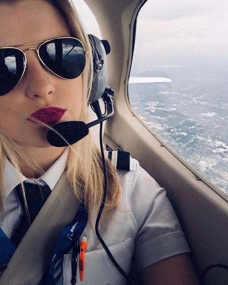 Красивая девушка пилот