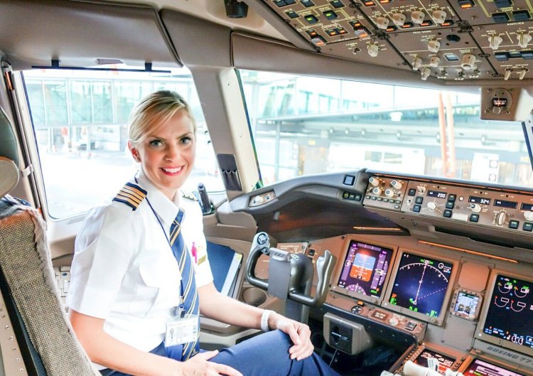 Эшли пилот Эмирейтс