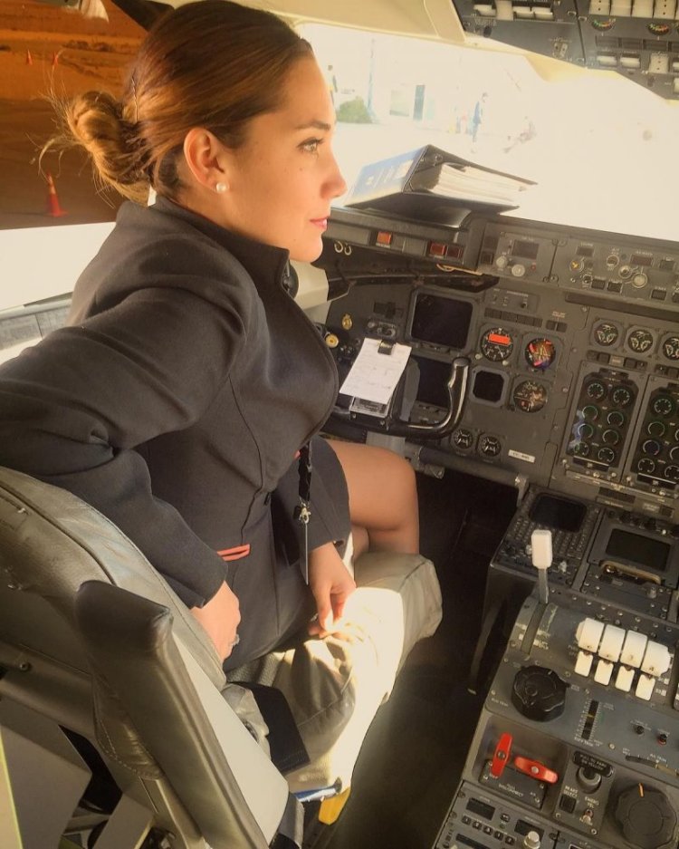 Женщина пилот Нордвинд Диана