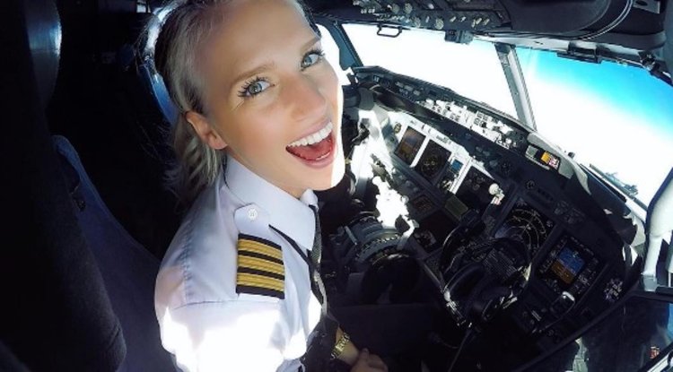 Девушка за штурвалом самолета