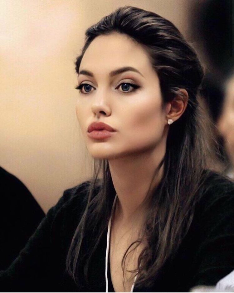 Анджелина Джоли чб
