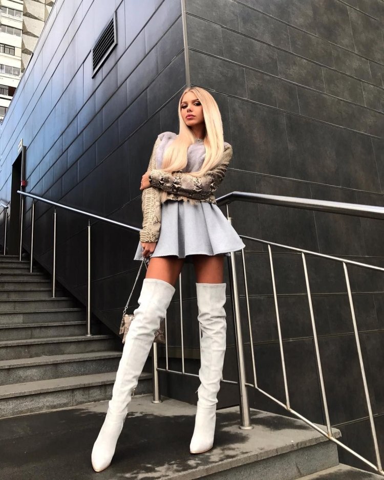 Девушки в ботфортах на улице