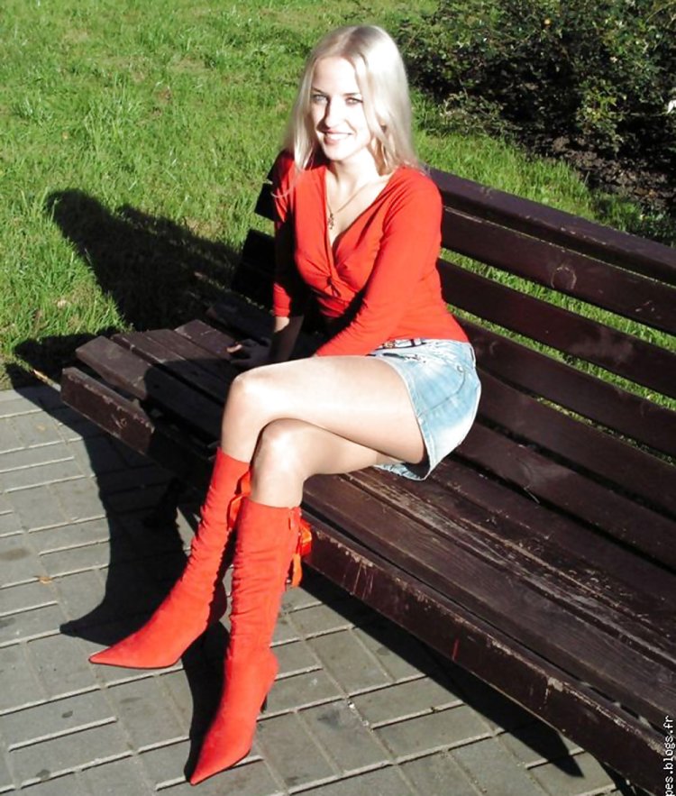 Девушки в мини юбках чулках