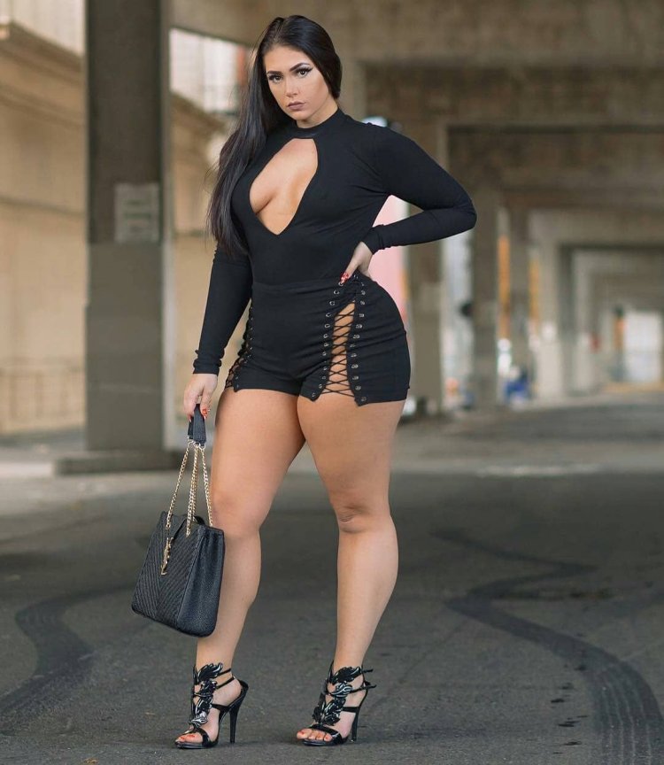 Огромные бедра