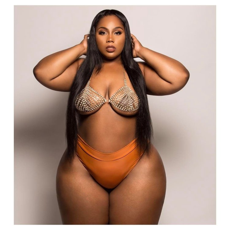 Деми Роуз в купальнике