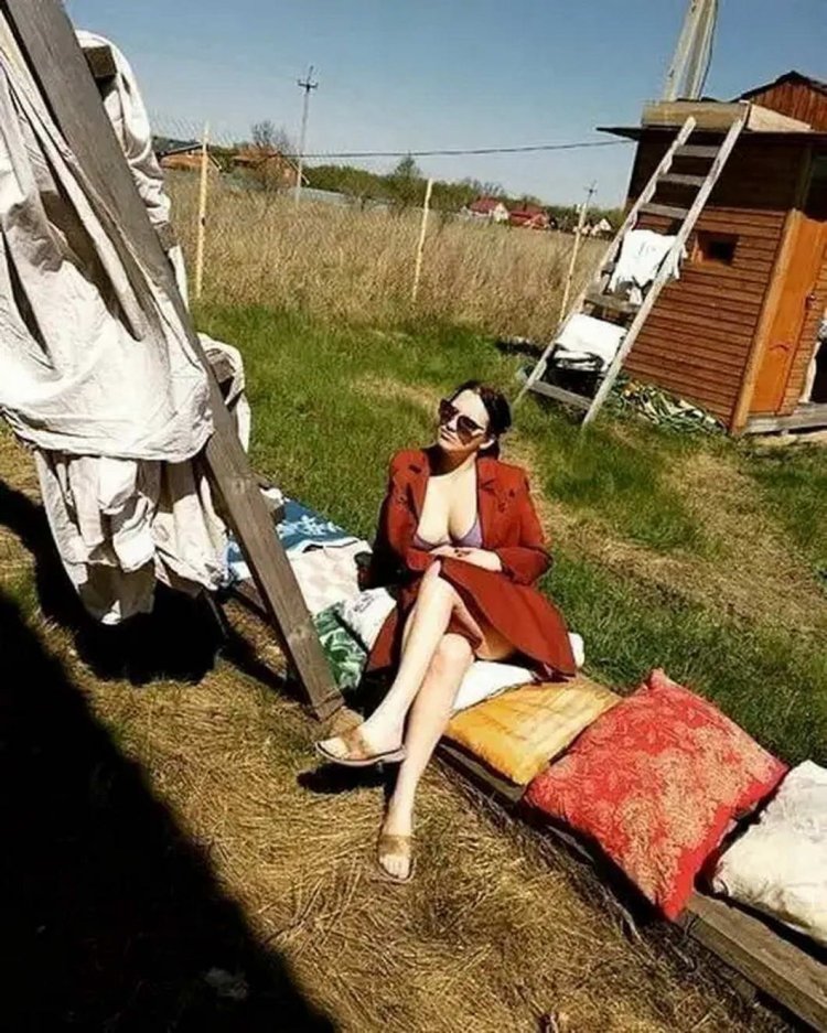 Загорает на даче