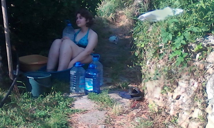 Женщины отдыхают на даче