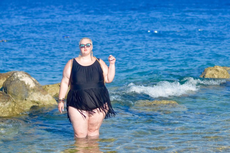 Толстые женщины на море