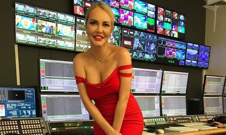 Ведущая без Нижнего белья