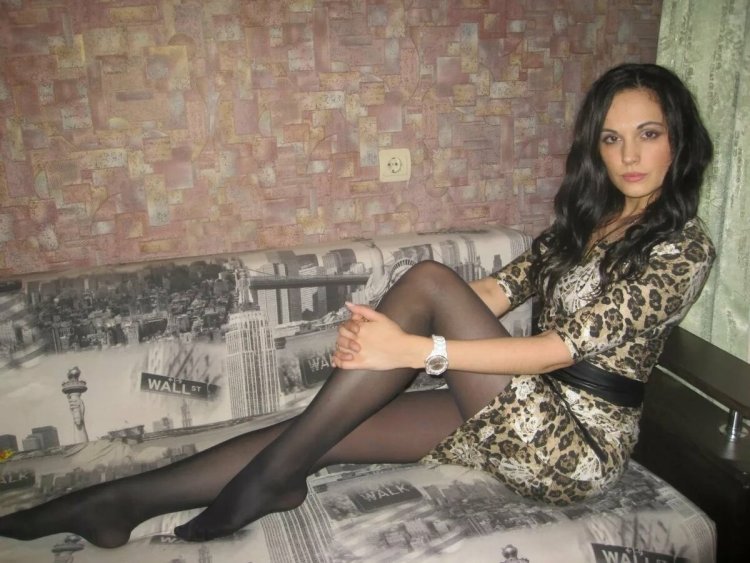 Девушки в чулках домашние