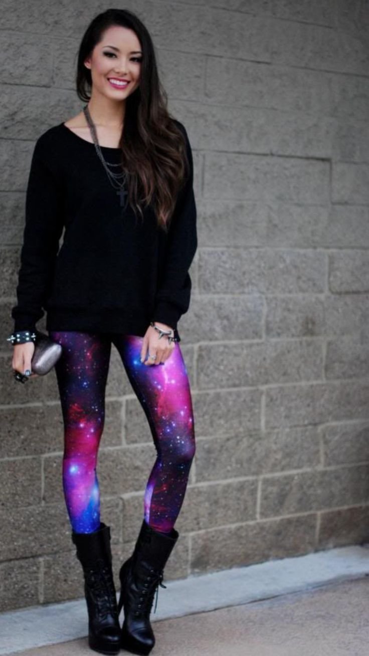 Kelsi Monroe в розовых лосинах