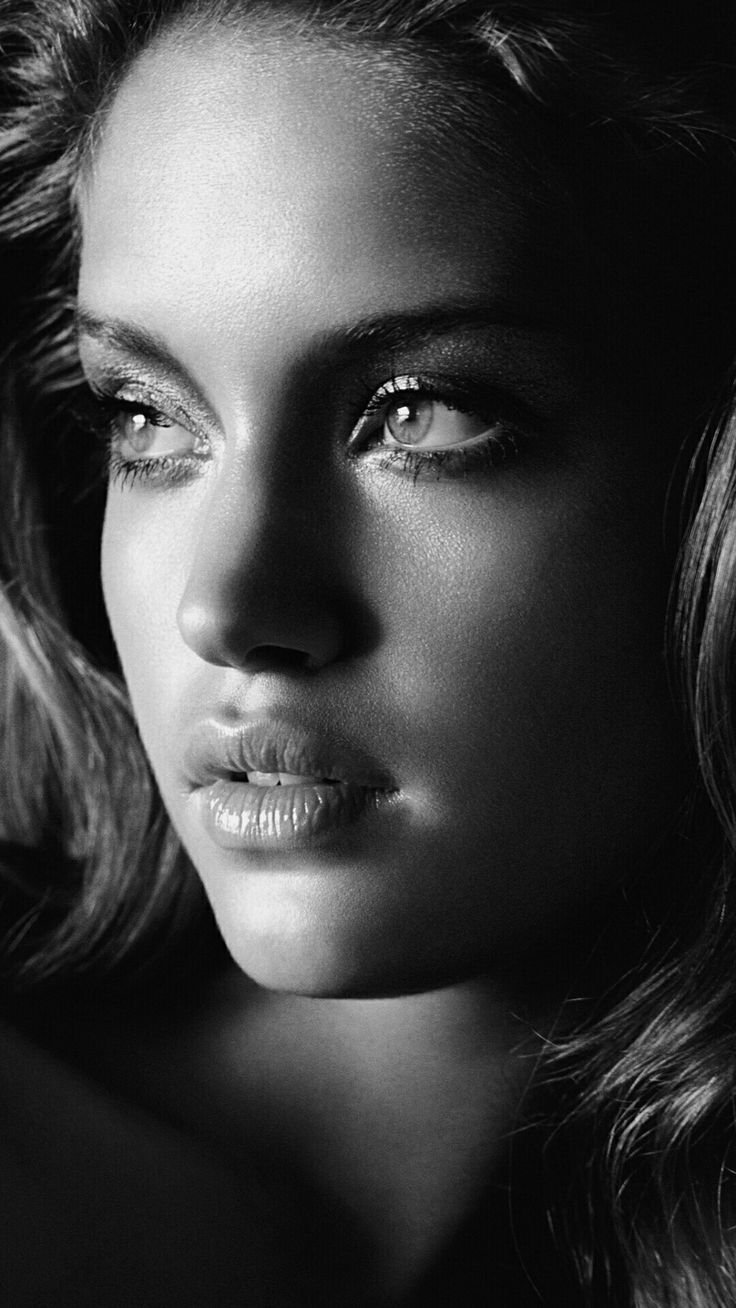 Красивое лицо блондинки