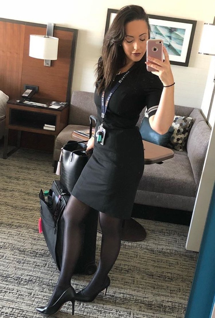 Девушка боком в юбке