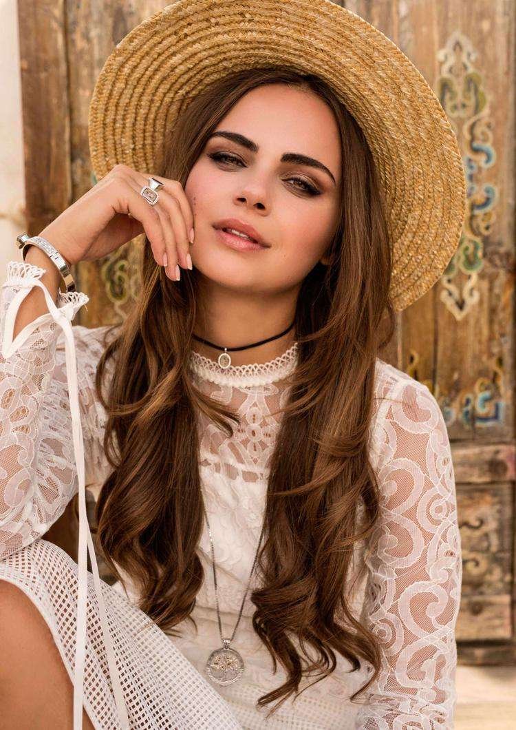 Девушка в молдавском костюме