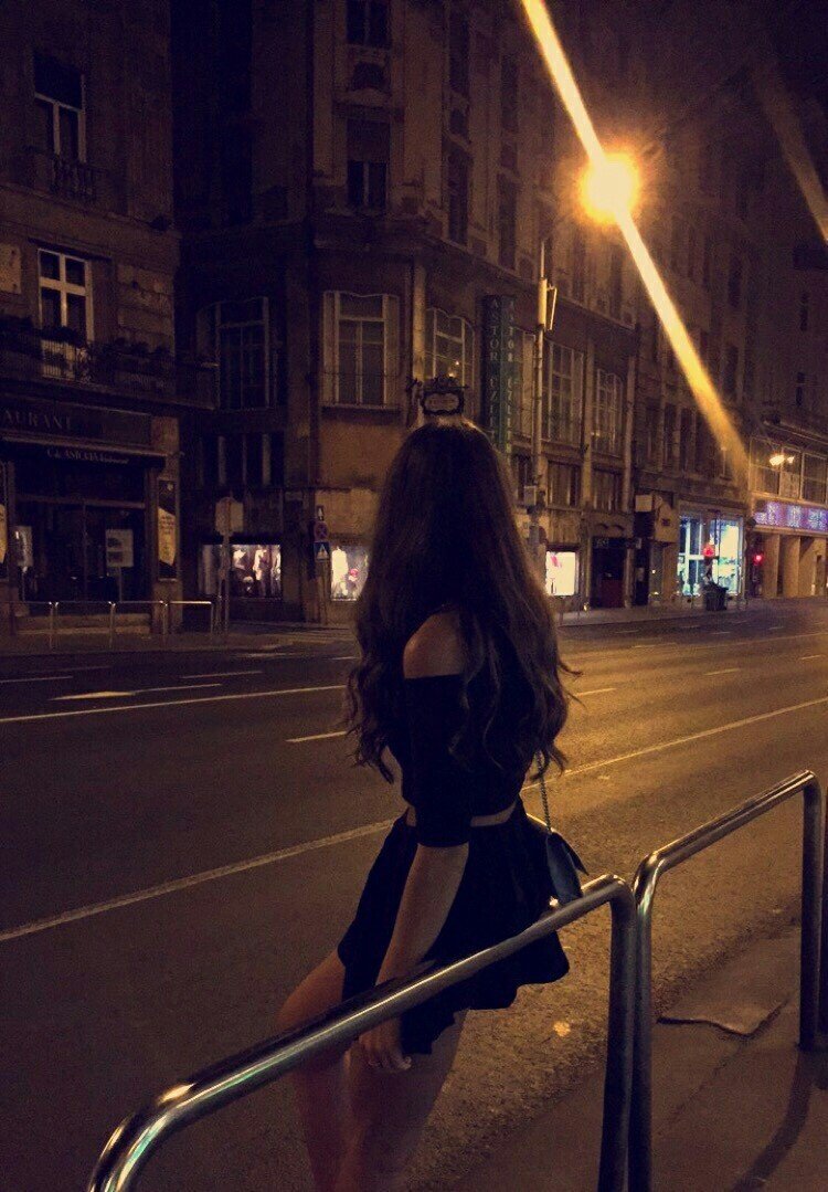 Девушка в Вечернем городе