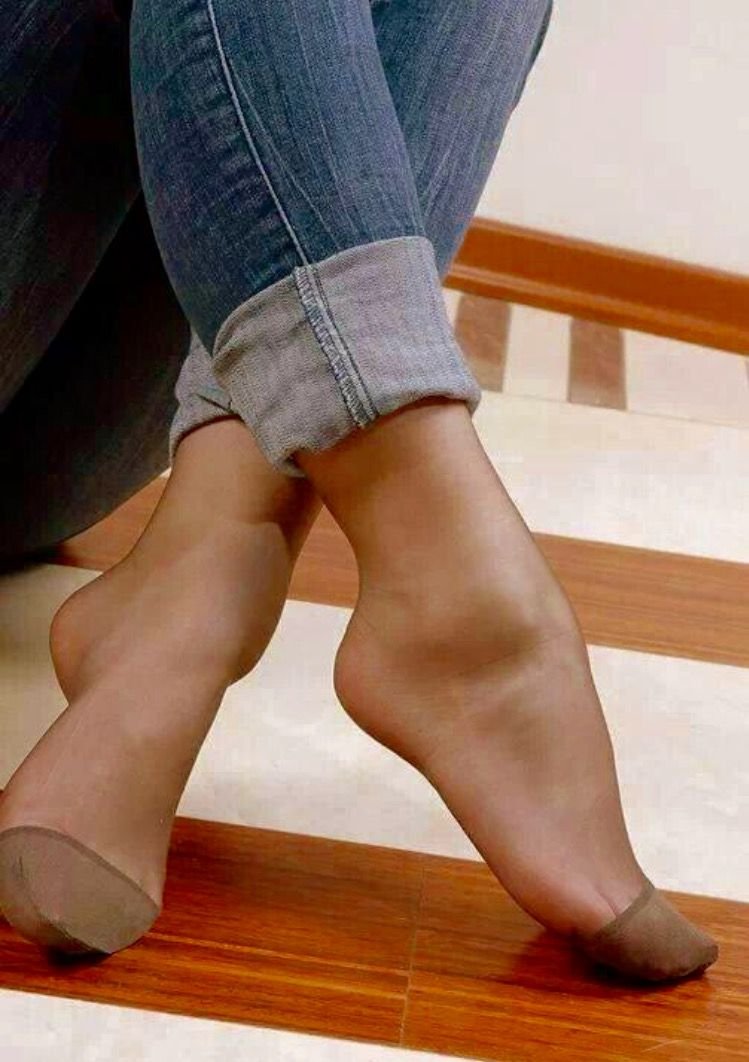 Ноги в капроновых носках