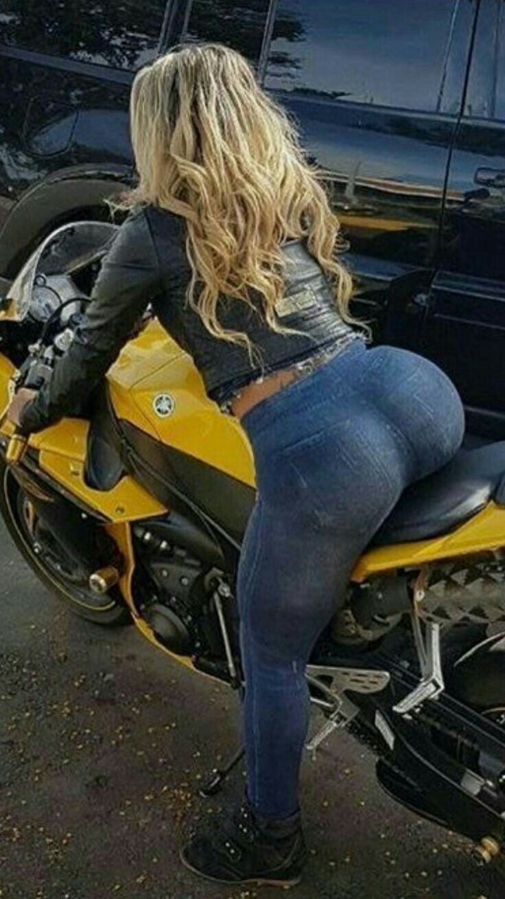 Девушка на мотоцикле попа