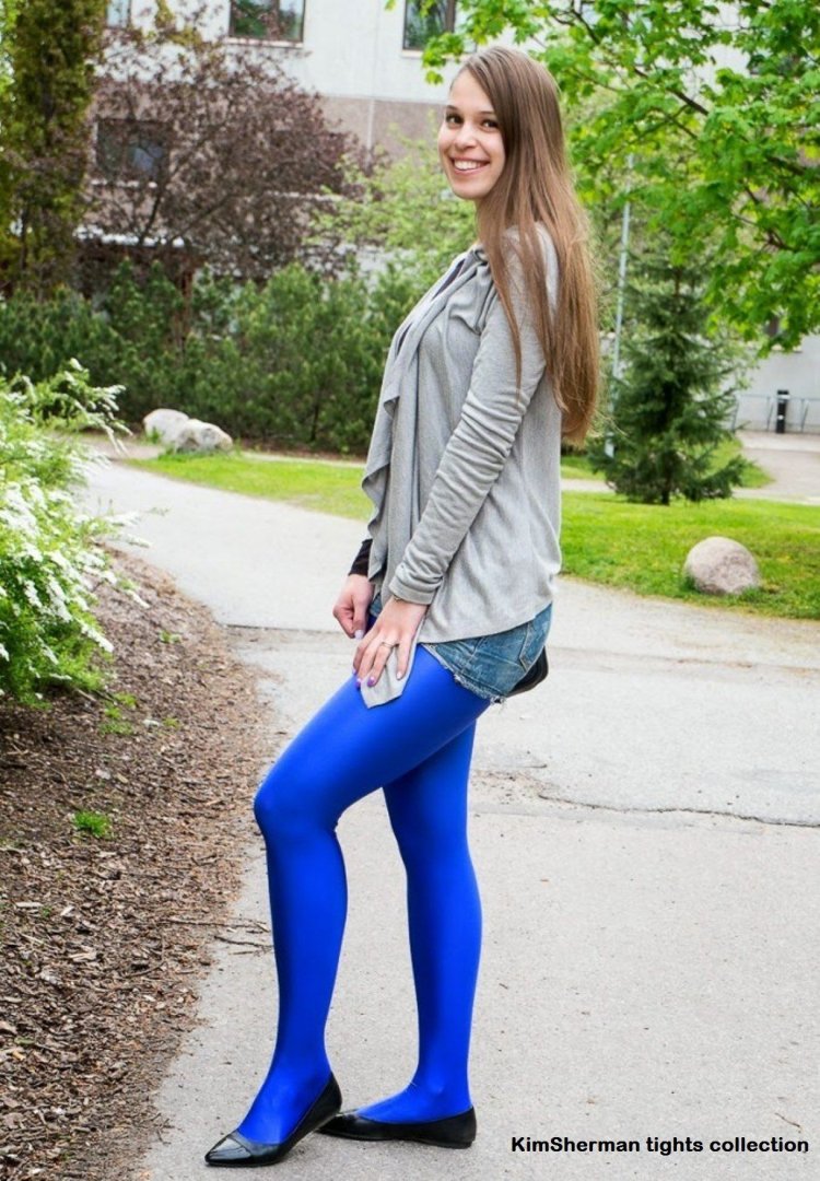 Девочка в синих колготках