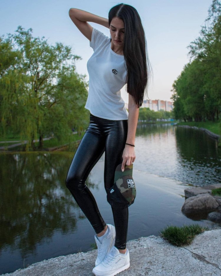 Бекки Джи в леггинсах