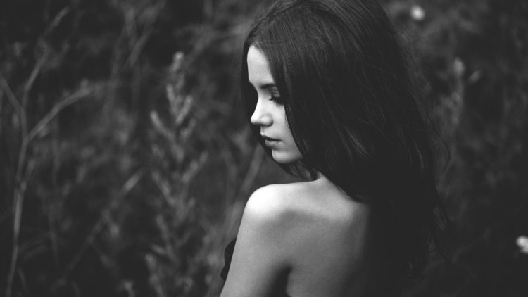 Девушка боком