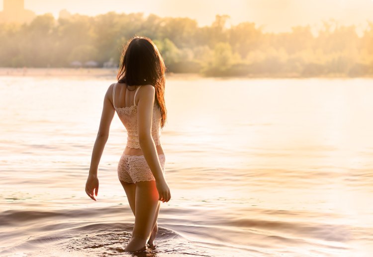 Шатенка сзади