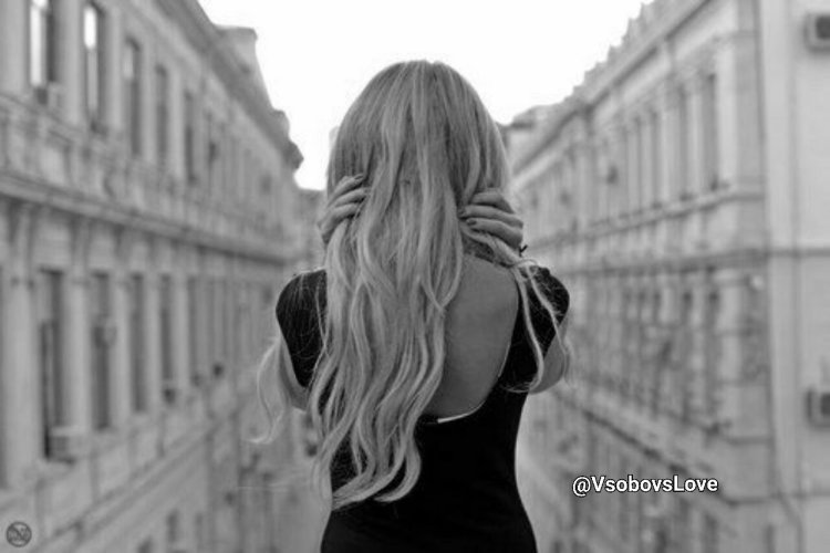 Девушка в лесу со спины