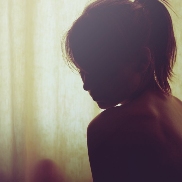 Девушка с каре сбоку