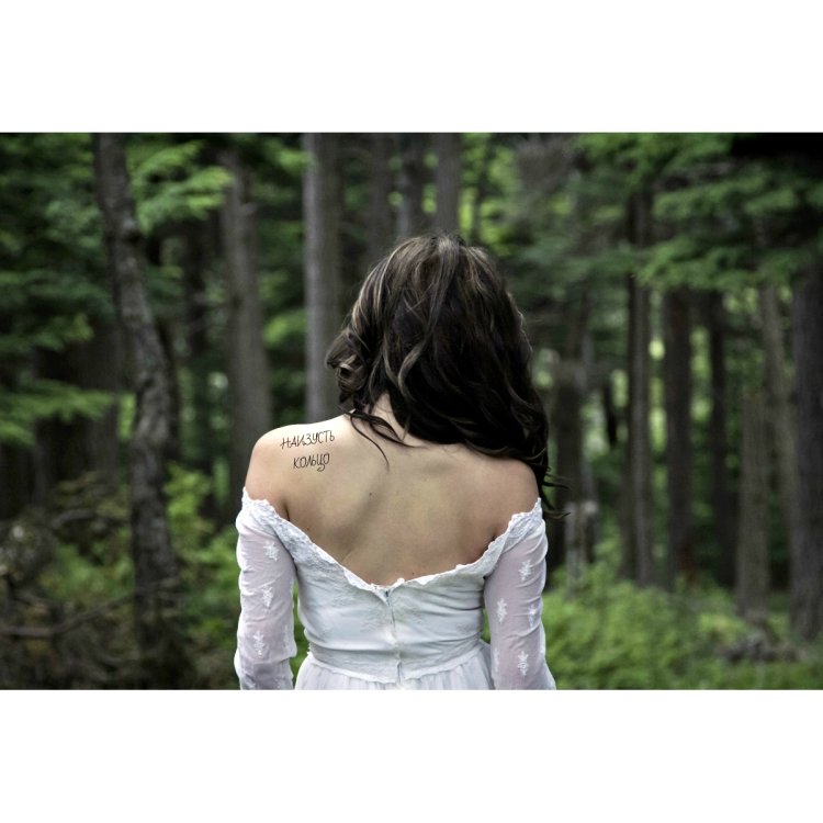 Брюнетка со спины