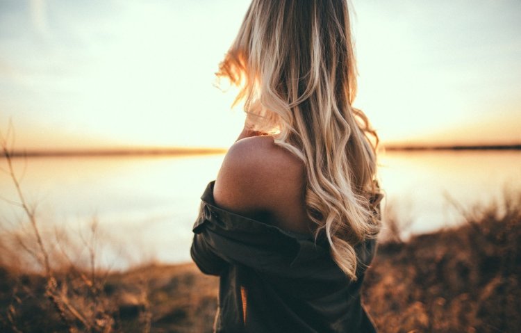 Красивая женская фигура сзади