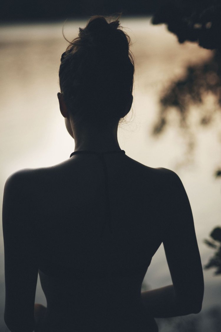 Брюнетка со спины