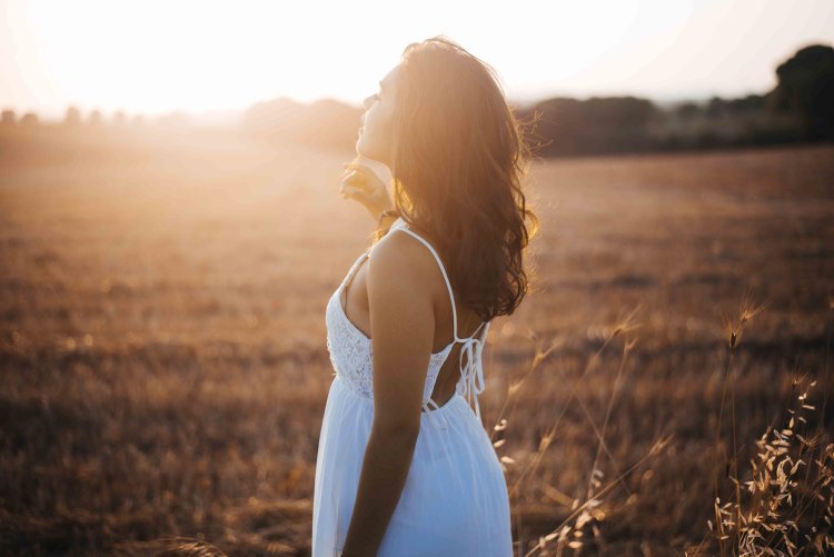 Девушка в пол оборота со спины