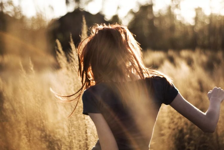 Девушки стоящие спиной