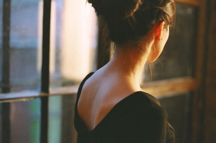 Девушка с пучком со спины