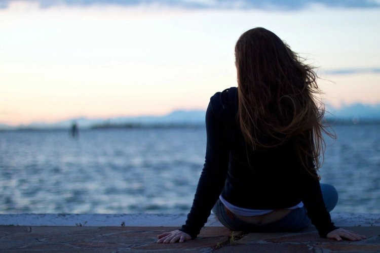 Девушка в платье сзади