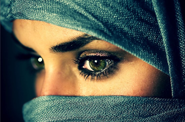 Лицо девушки взгляд