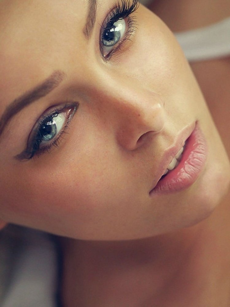 Красивое лицо девушки