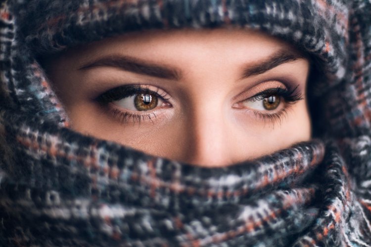 Яна Кова ярко накрашенная