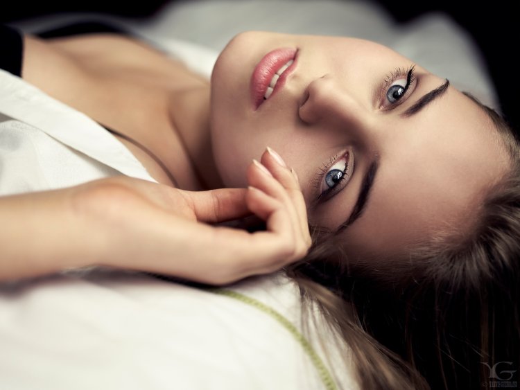 Женщина с черными глазами