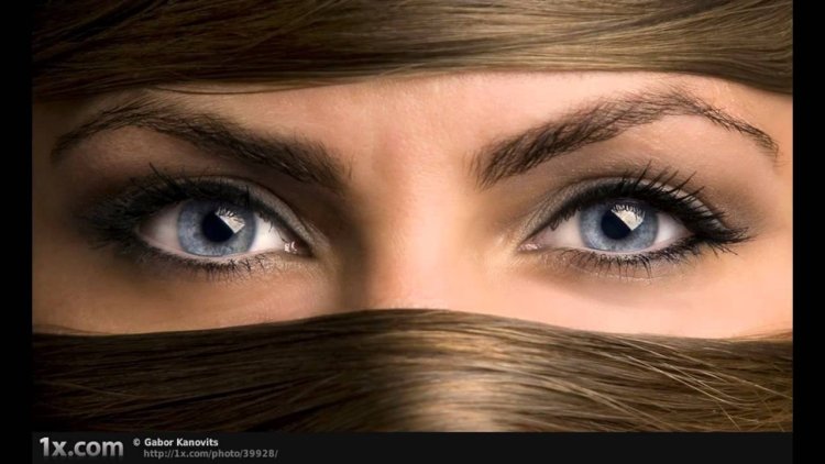 Голубые глаза женские