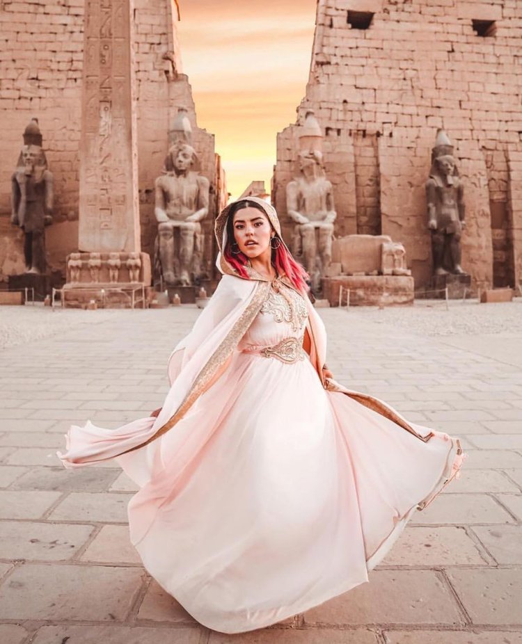 Девушка в хиджабе в пустыне