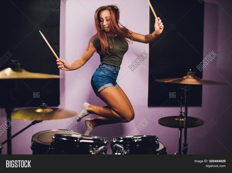 Азиатка в Красном платье