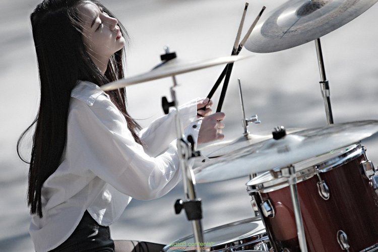 А-ён барабанщица