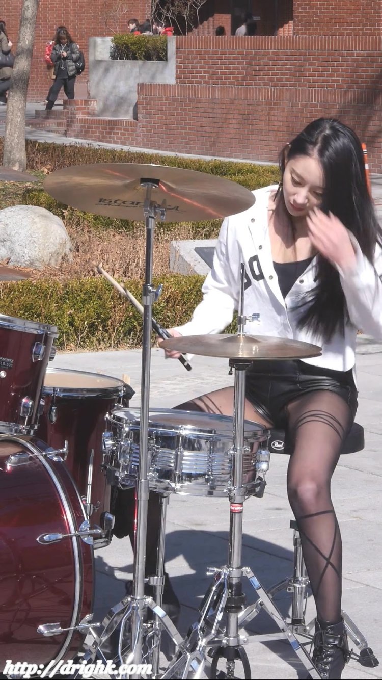 A-Yeon барабанщица