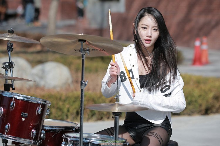 А-ён барабанщица