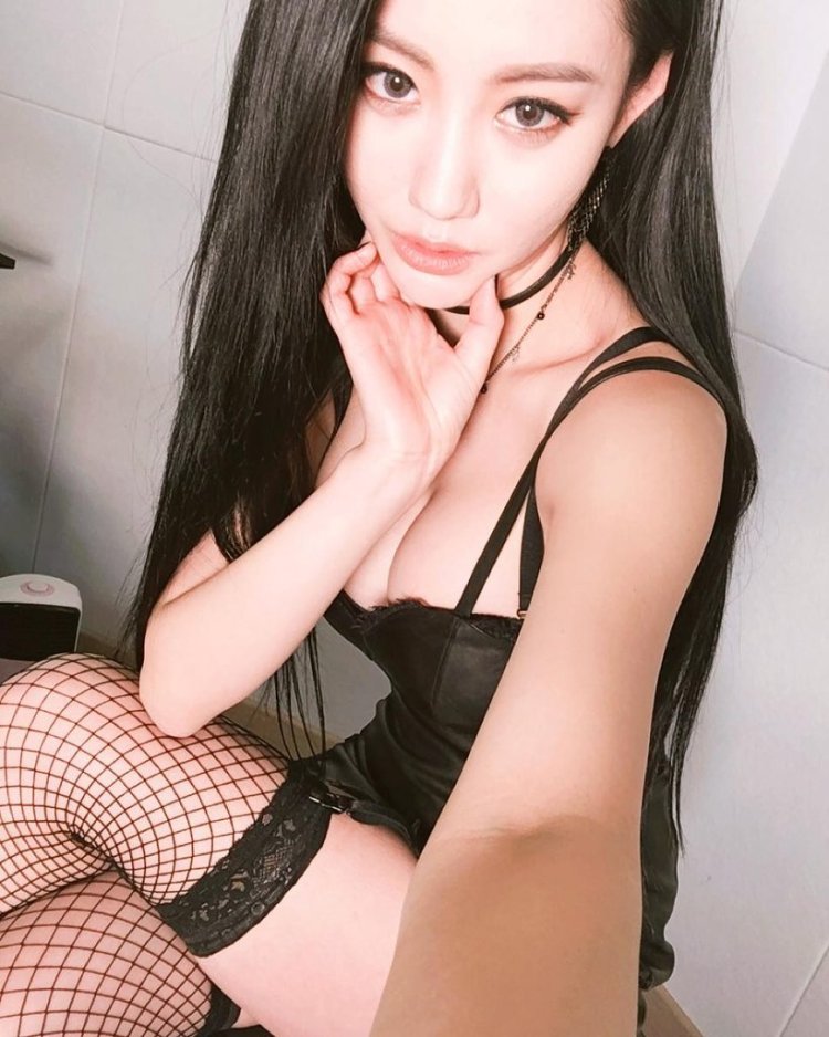 A-Yeon барабанщица