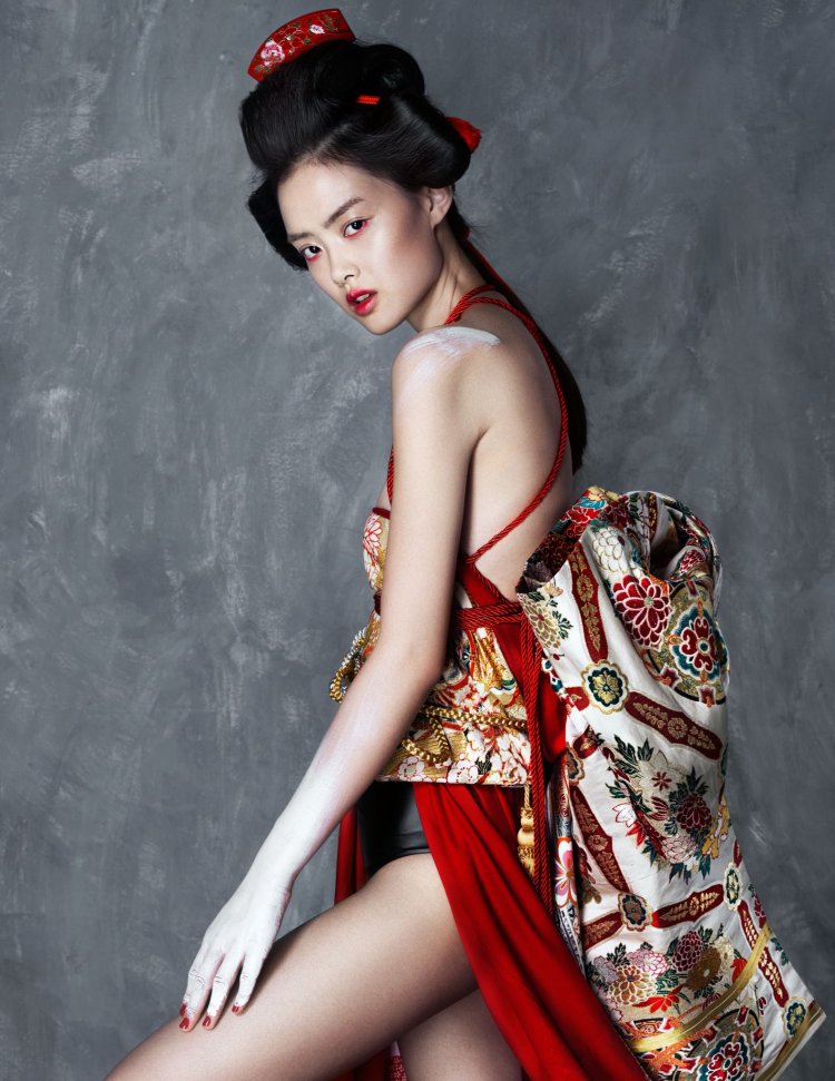 Китаянка играет на барабанах