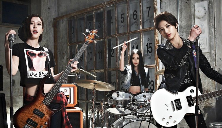 Весёлая девушка кореянка