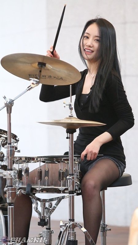 A-Yeon барабанщица