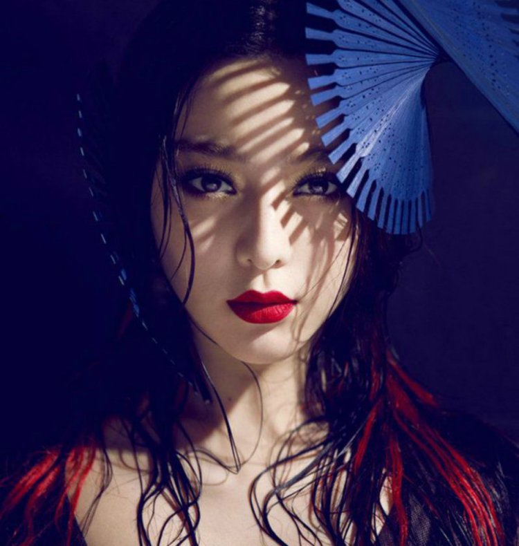 Азиатка в коротком платье