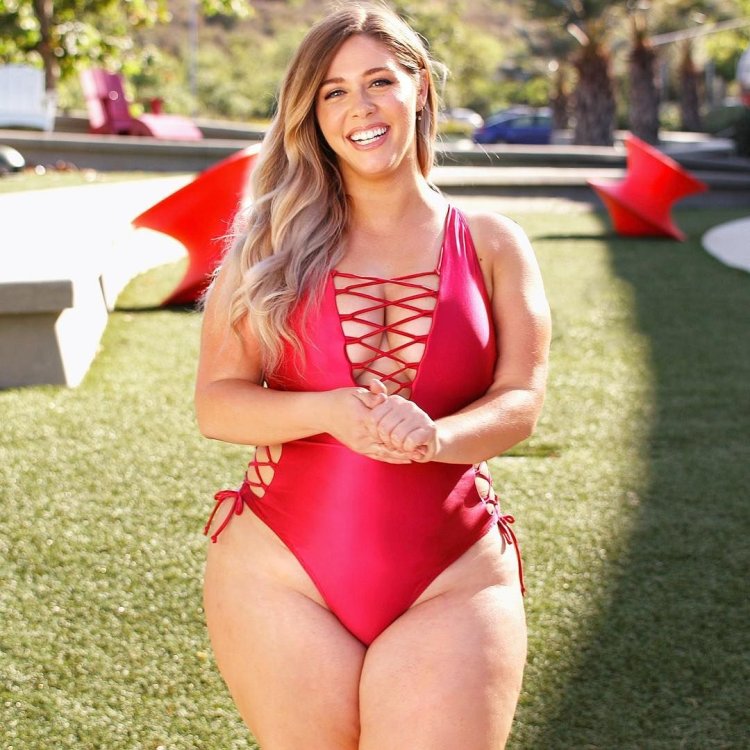 Девушки в бикини с широкими бедрами